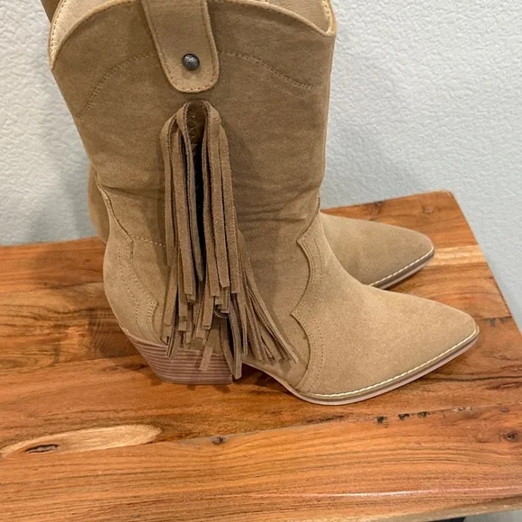Oasis Society Tan Faux Suede Fringe Western Boots sz 7.5 - Picture 5 of 9